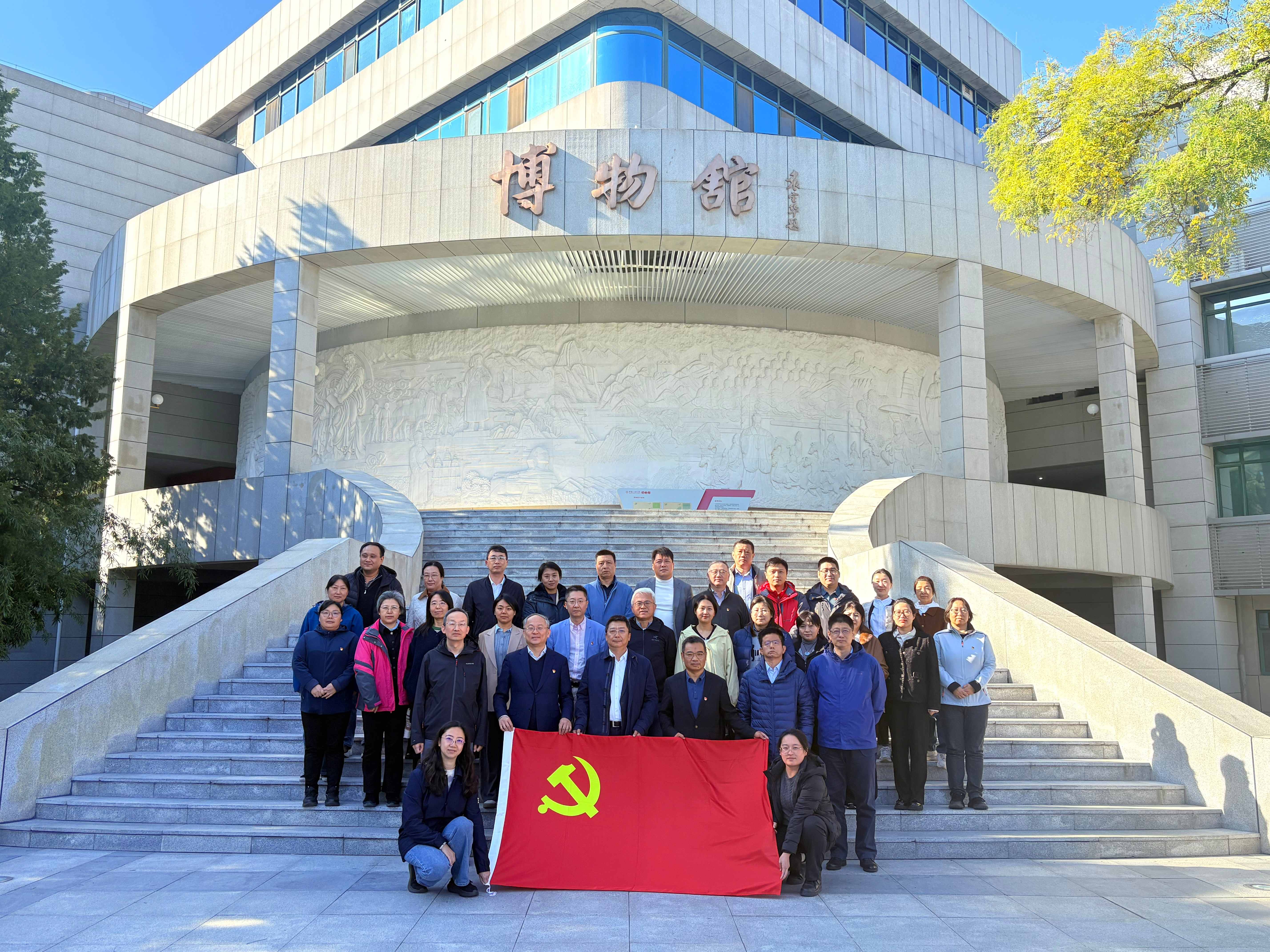 嘉事堂组织参观中国人民大学家书博物馆